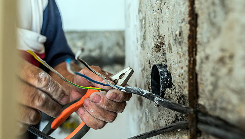 Local Electrician In St Paul, MN: Handyman That You Need